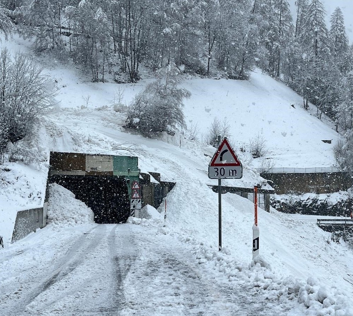 Ce dimanche, une avalanche a débordé d’une galerie à Eisten, au lieu-dit Zenschmieden. La coulée s’est abattue sur la route au niveau des deux entrées du tunnel.