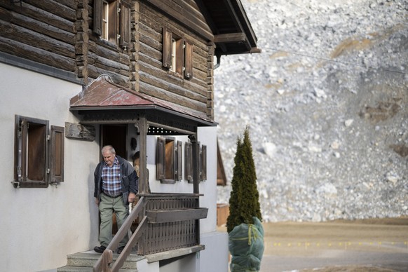 Hermann Bossi bringt Habseligkeiten in sein Haus, am Montag, 26. Januar 2026. Das Dorf war wegen eines erneuten drohenden Bergsturz ueber 62 Wochen evakuiert. Im Juni 2023 war es knapp von einem Schut ...