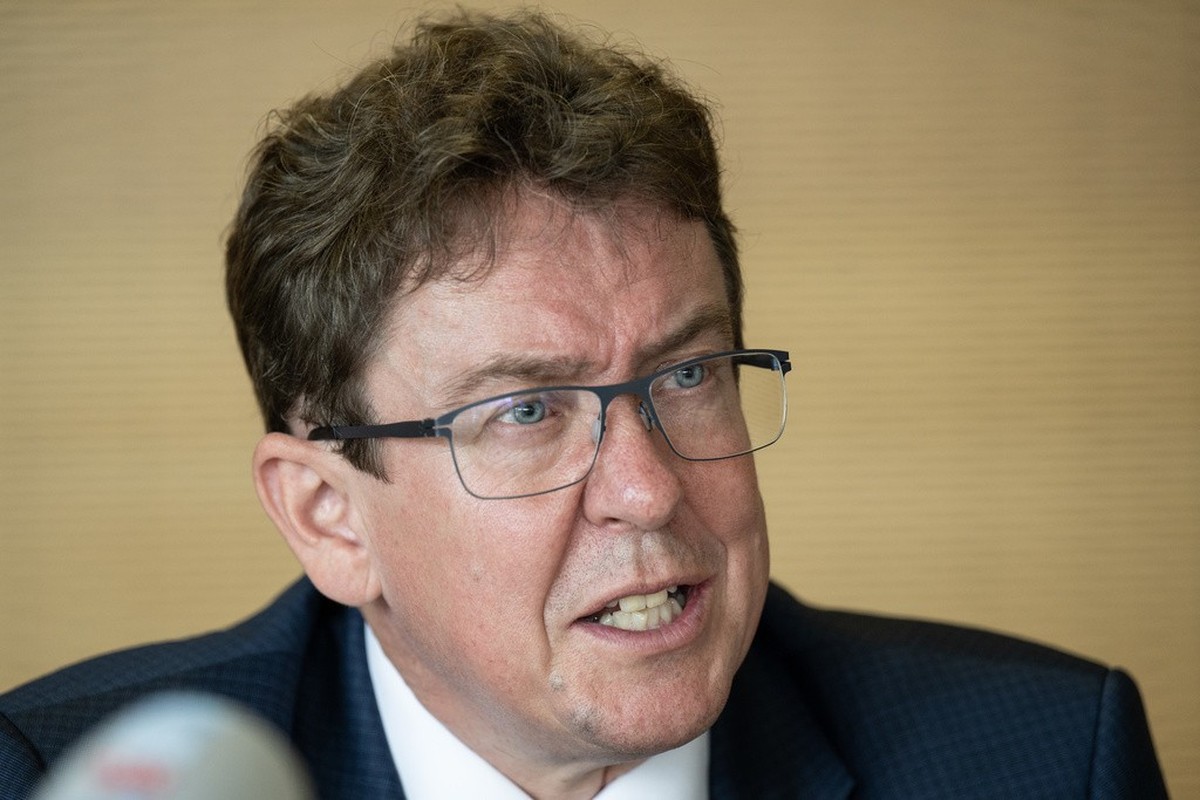 Nationalrat Albert Roesti, SVP-BE, gibt an einer Medienkonferenz seine Bundesratskandidatur bekannt, am Montag, 10. Oktober 2022, in Bern. Somit bewerben sich Roesti und Staenderat Werner Salzmann, SV ...