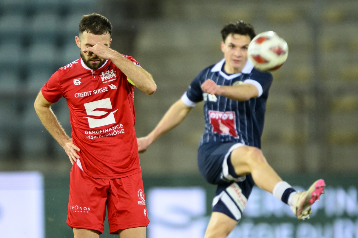 Le defenseur du SLO Lavdrim Hajrulahu, gauche, montre sa deception devant le defenseur lucernois Severin Ottiger, droite, a la fin de la rencontre de football de Super League entre le FC Stade Lausann ...