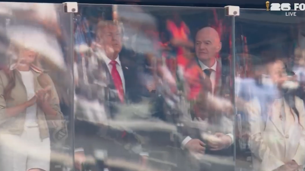 Trump-sitzt-hinter-kugelsicherem-Glas-und-wird-ausgebuht