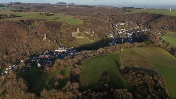 01.12.2025, Rheinland-Pfalz, Monreal: Das Luftbild zeigt die Ortschaft Monreal im Landkreis Mayen-Koblenz. Am Freitag wurde eine Leiche in einem Waldst