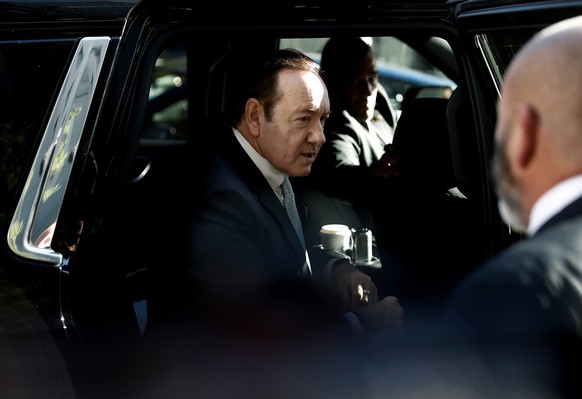 epaselect epa10226856 US Actor Kevin Spacey (C) arrives at Federal Court in New York, New York, USA, 06 October 2022. Actor Anthony Rapp has brought a sexual civil suit against Spacey, alleging he was ...