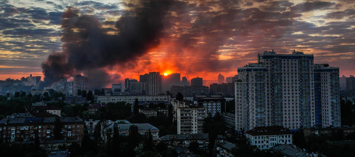 Smoke raises above the city in sunrise following an intensive Russian air attack in Kyiv, Ukraine, Sunday, May 24, 2026. (AP Photo/Zoya Shu)
Russia Ukraine War