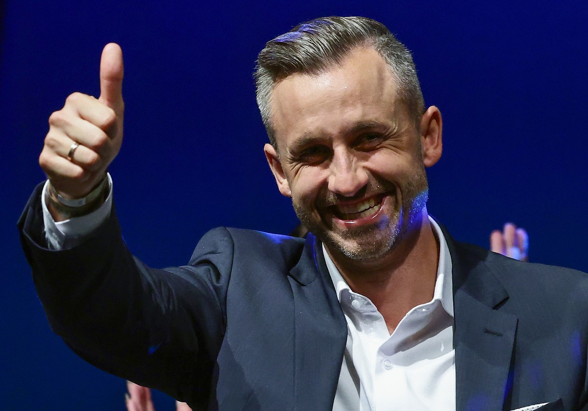 epa13218286 Top candidate Ulrich Siegmund gestures during a far-right Alternative for Germany (AfD) election party following Saxony-Anhalt state election, in Magdeburg, Germany, 06 September 2026. Vot ...