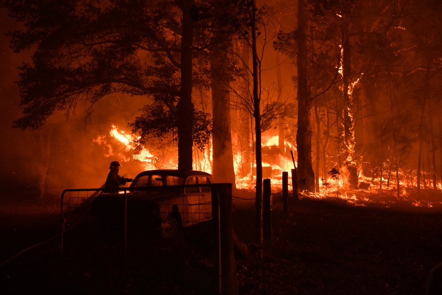 epaselect epa08042710 A firefighter works as a fire encroaches on properties near Termeil, New South Wales, Australia, 03 December 2019 (issued 04 December 2019). According to media reports, more than ...