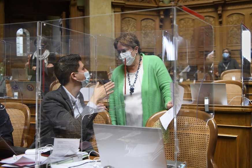 Fabian Molina, SP-ZH, links, und Magdalena Martullo-Blocher, SVP-GR, rechts, sprechen waehrend der Wintersession der Eidgenoessischen Raete, am Donnerstag, 10. Dezember 2020 im Nationalrat in Bern. (K ...
