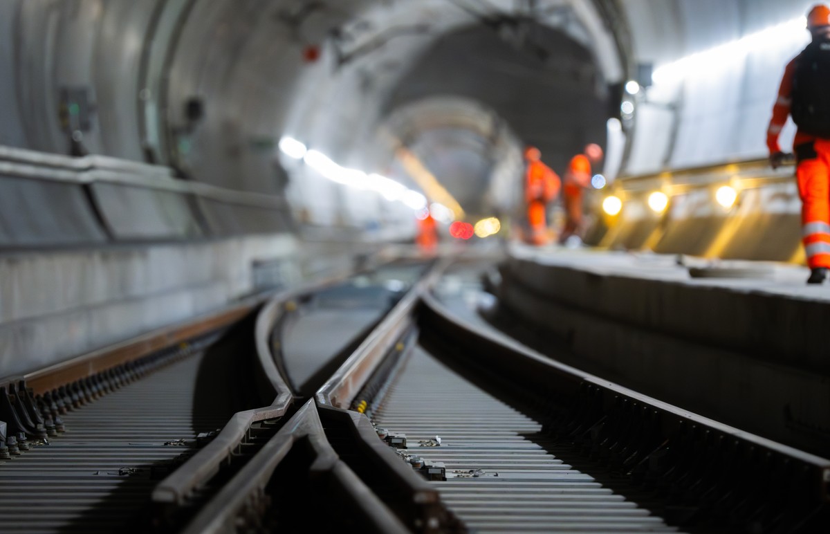 Sanierungsarbeiten im Gotthard-Basistunnel, aufgenommen am Freitag, 24. Mai 2024, bei Faido. Bei der Entgleisung eines Gueterzuges am 10. August 2023, wurde die Gleisanlage sowie ein Spurwechseltor im ...