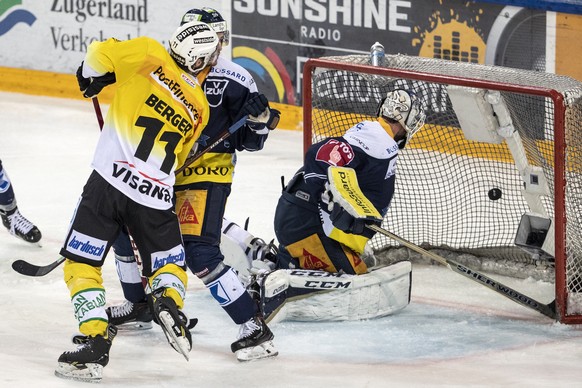 Berns Alain Berger, Zugs Dario Simion und Zugs Torhueter Tobias Stephan, von links, beim Tor zum 0-1 im zweiten Eishockey Playoff-Finalspiel der National League zwischen dem EV Zug und dem SC Bern, am ...