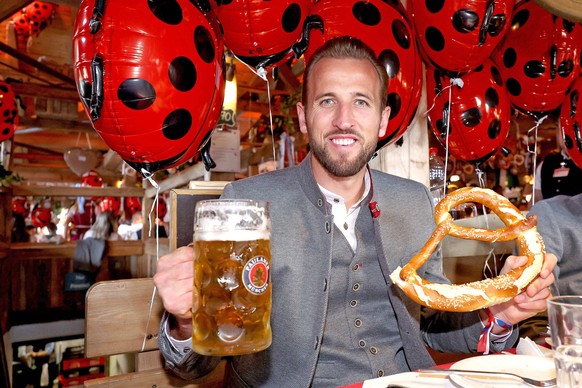 Harry Kane, FCB 9 at the visit of the beer festival Oktoberfest, Wiesn of the football team FC BAYERN MUENCHEN on Sept 24, 2023 in Munich, Germany. Season 2023/2024, 1.Bundesliga, FCB, M�nchen, -- Poo ...