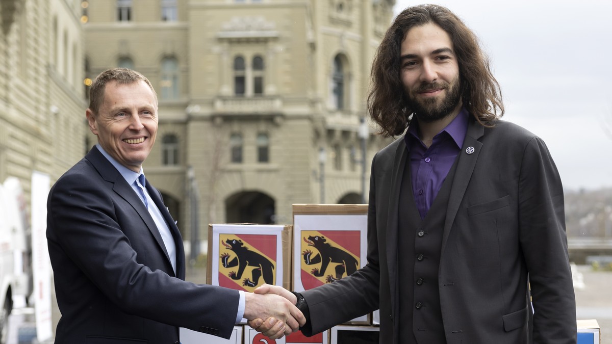Nicolas Rimoldi, Praesident "Mass Voll", rechts, und Roland Buehlmann, Co-Praesident "Freunde der Verfassung", links, posieren vor den Schachteln mit den gesammelten Unterschriften ...