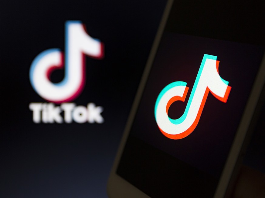 ARCHIV - Das Logo der chinesischen Video-App Tiktok wird auf einem Smartphone-Bildschirm angezeigt. US-Präsident Trump verbietet US-Bürgern, Geschäfte mit den Eigentürmern der populären chinesischen V ...