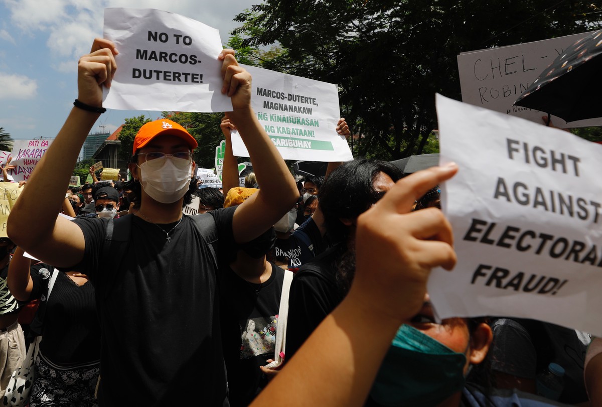 epa09937210 Filipino protestors stage a demonstration calling out against Ferdinand 'Bongbong' Marcos winning the presidency, in front of the Commission on Elections (Comelec) headquarters,  ...