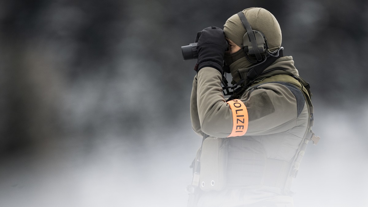Special police is on guard on the congress centre during the 52nd annual meeting of the World Economic Forum, WEF, in Davos, Switzerland, Sunday, January 15, 2023. The meeting brings together entrepre ...