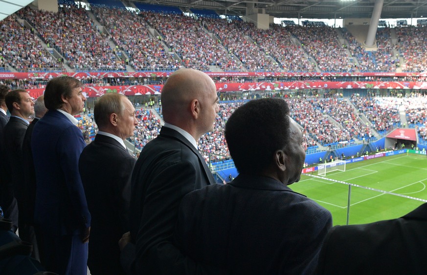 epa06034088 Russian President Vladimir Putin (3-R), FIFA president Gianni Infantino (2-R) and Brazilian soccer legend Pele (2-R), Russian Prime Minister Dmitry Medvedev (L) and Brazilian soccer legend ...