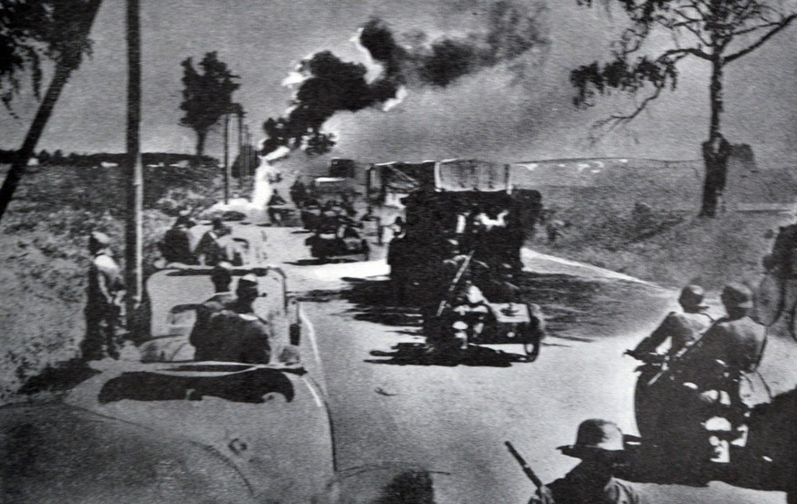 Deutsche Truppen im Juni 1941 in Russland auf dem Vormarsch.