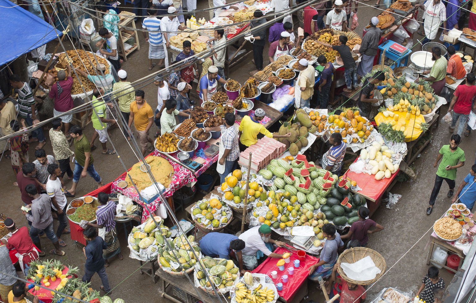 epa06752221 People buy food for breaking the fast during the Muslim&#039;s holy fasting month of Ramadan at traditional food market at Chalk bazar in Dhaka, Bangladesh, 20 May 2018. Muslims around the ...