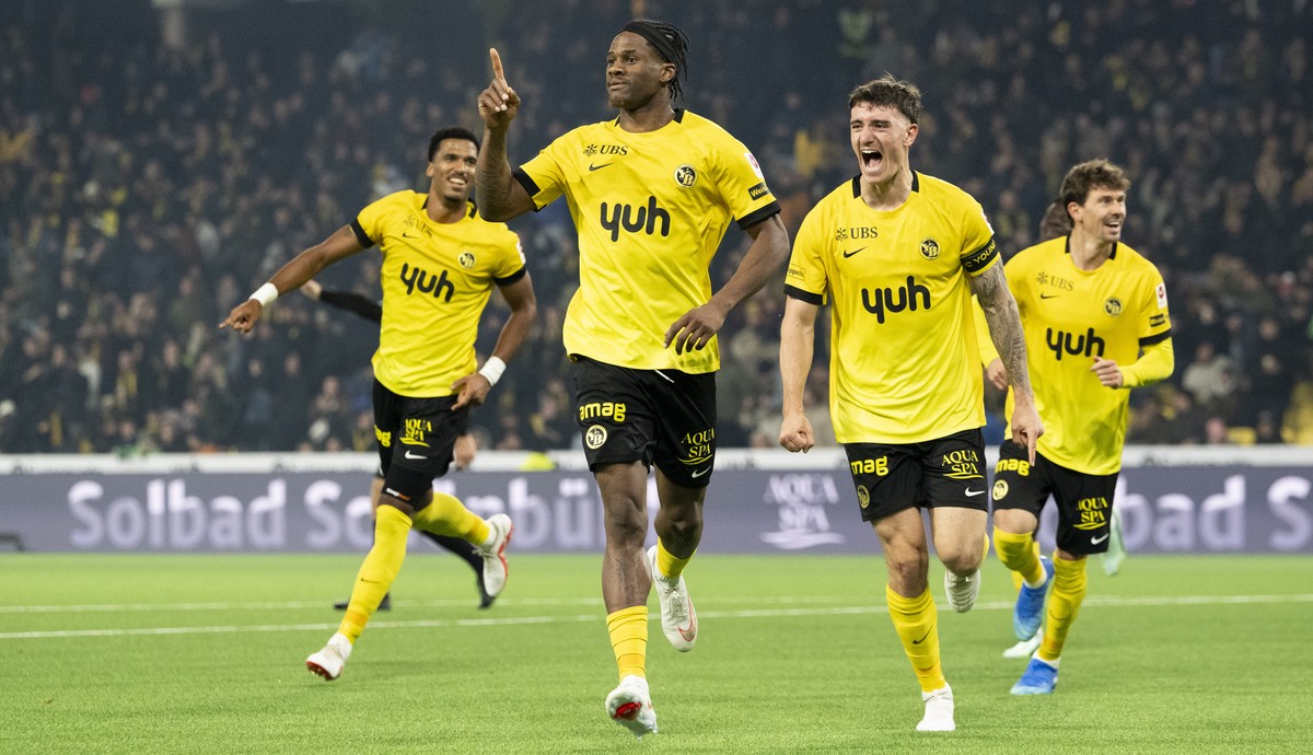 Samuel Essende (YB), Mitte-links, jubelt nach dem ersten Tor (1-0) neben Moritz Jenz (YB), Cedric Zesiger (YB), und Christian Fassnacht (YB), von links, im Fussball Meisterschaftsspiel der Swiss Super ...
