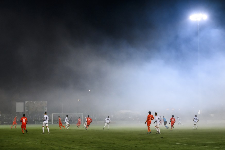 Les deux equipes en action lors de la rencontre de football de Challenge League entre Yverdon Sport FC, YS, et FC Lausanne-Sport, LS, le vendredi 28 octobre 2022 au stade Municipal a Yverdon. (KEYSTON ...