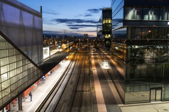 Menschen warten auf den Zug im Bahnhof SBB Hardbruecke in der Nacht am 12. Mai 2021 in Zuerich. (KEYSTONE/Gaetan Bally)