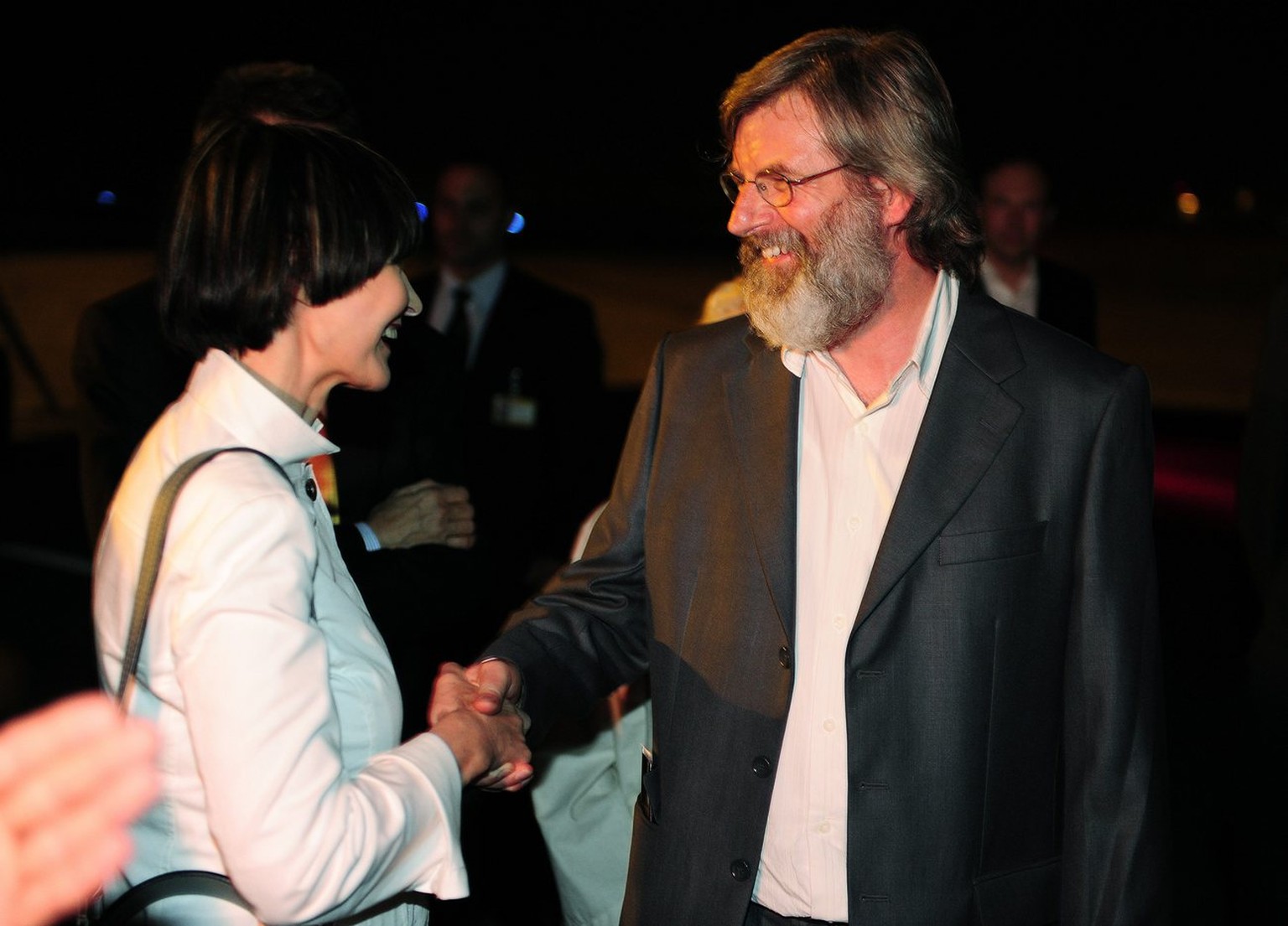 Max Göldi (rechts) wird von der damaligen Aussenministerin Micheline Calmy-Rey am Flughafen Kloten begrüsst (14.07.2010).
