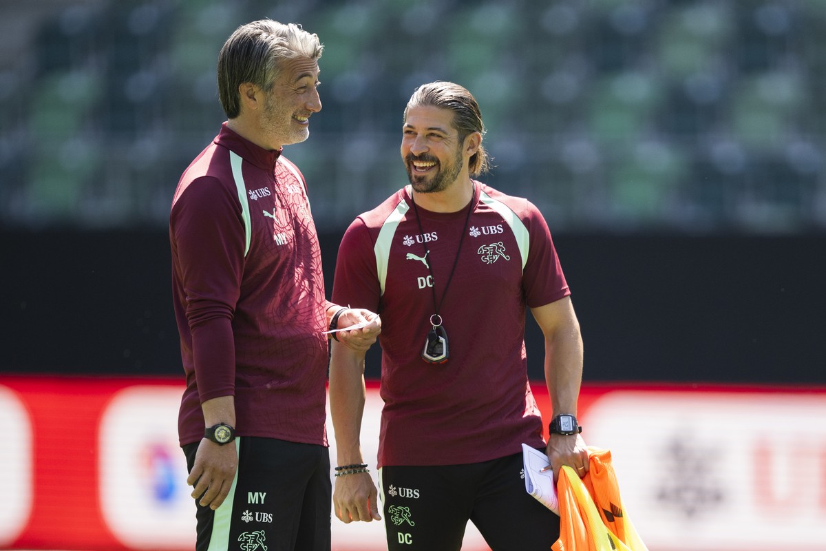 Head coach Murat Yakin, links, und Assistenztrainer Davide Calla, im Training beim WM26 Pre-Camp in St. Gallen am Donnerstag, 28. Mai 2026. (KEYSTONE/Gian Ehrenzeller)