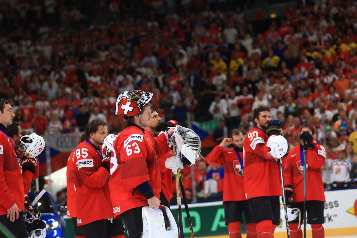epa11372626 Players of Switzerland look dejected after loosing the gold medal match between Switzerland and Czech Republic at the IIHF Ice Hockey World Championship 2024 at Prague Arena, in Prague, Cz ...