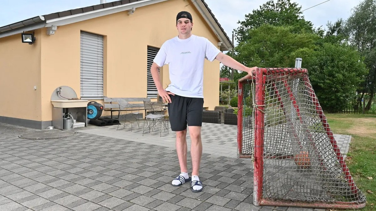 Lian Bichsel vor seinem Elternhaus im solothurnischen Wolfwil.