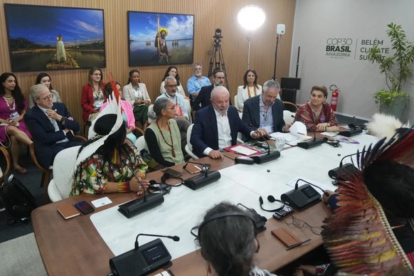 Am Mittwoch sass Brasiliens Präsident Lula (in der Bildmitte) nochmals mit Akteuren zusammen, darunter den brasilianischen Indigenen.