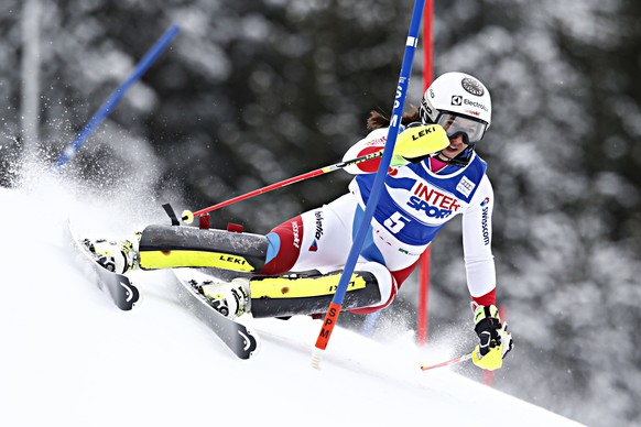 SANTA CATERINA VALFURVA, ITALY - JANUARY 05: (FRANCE OUT) Wendy Holdener of Switzerland competes during the Audi FIS Alpine Ski World Cup Women&#039;s Slalom on January 05, 2016 in Santa Caterina Valf ...