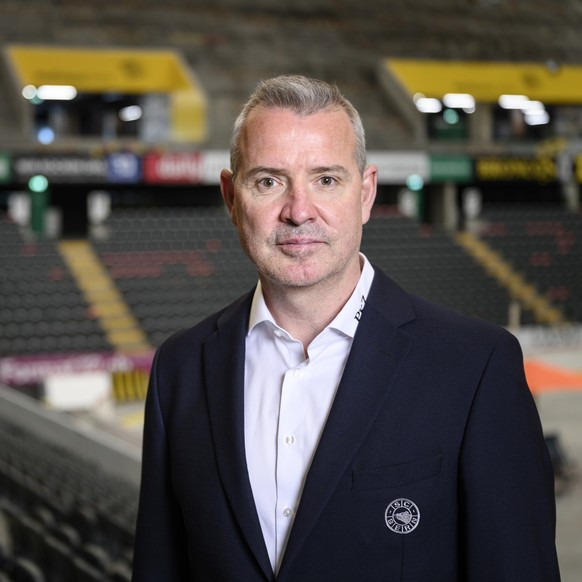 Serge Aubin posiert fure ein Portrait nach der Vorstellung des Trainers Serge Aubin an der Medienkonferenz des SC Bern, fotografiert am Dienstag, 2. Juni 2026 in der Postfinance Anrena in Bern. (KEYST ...
