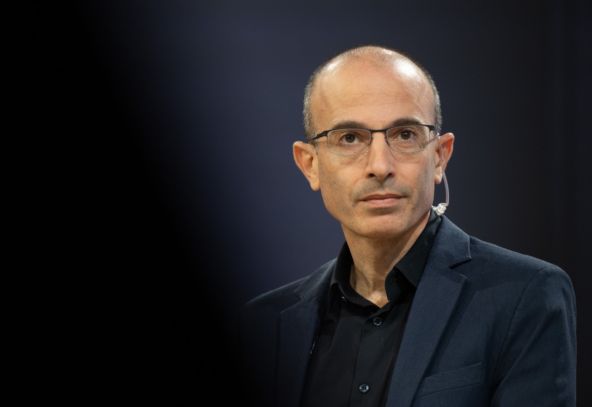 17.10.2024, Hessen, Frankfurt/Main: Der Autor Yuval Noah Harari spricht auf der Buchmesse in Frankfurt. Die 76. Frankfurter Buchmesse findet vom 16. - 20. Oktober 2024 statt. Foto: Boris Roessler/dpa  ...