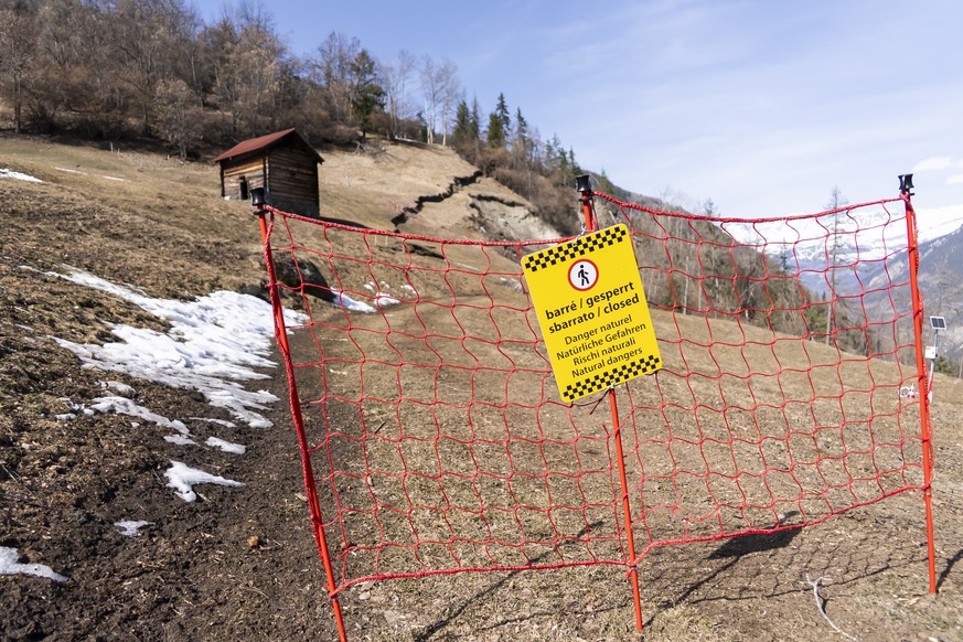 La faille des Fios photographiee ce lundi 9 mars 2026 dans le val d'Anniviers au dessus de Chippis. La fissure atteint desormais 300 metres de long et s'elargit de 2 a 4 millimetres par jour ...