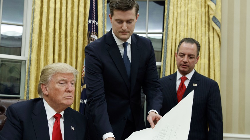 Donald Trump mit Rob Porter (stehend) und dem ehemaligen Stabschef des Weissen Hauses, Reince Priebus.