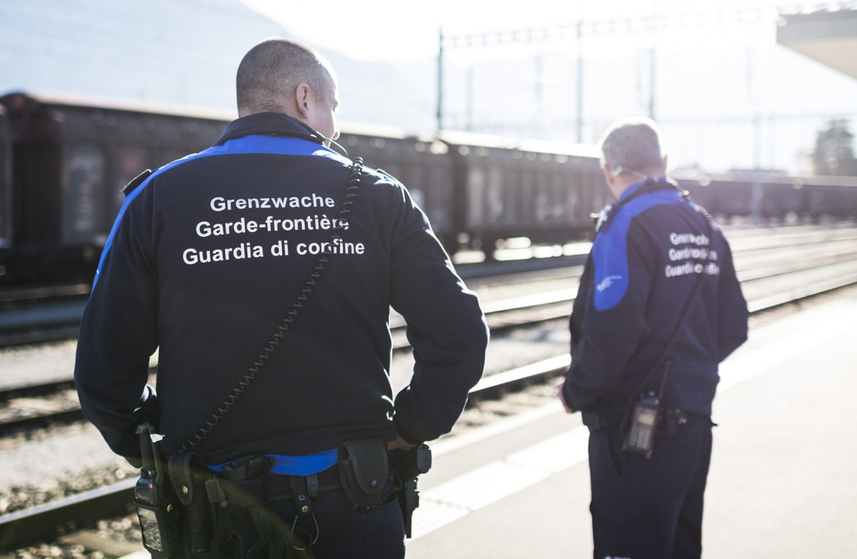 Grenzwaechter warten auf einen Zug, am Dienstag, 10. November 2015, am Bahnhof in Buchs. Im September kamen erstmals mehr Fluechtlinge an der Ostgrenze als im Tessin an. (KEYSTONE/Gian Ehrenzeller).