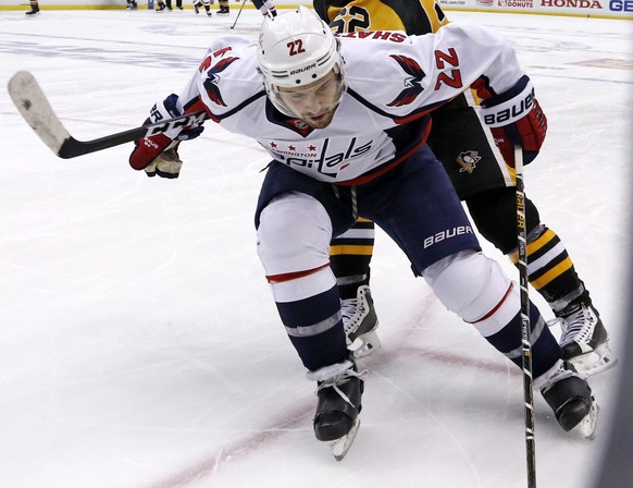 Washington Capitals&#039; Kevin Shattenkirk (22) battles with Pittsburgh Penguins&#039; Carl Hagelin (62) for control of the puck during the second period of Game 6 in the second-round of the NHL hock ...