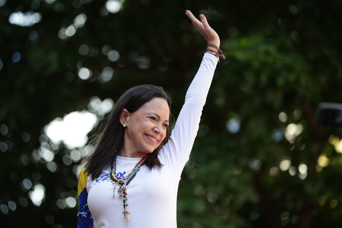 epa11815637 Anti-Chavez leader Maria Corina Machado greets her followers in Caracas, Venezuela, 09 January 2025. Hundreds of Venezuelan opposition members began to take to the streets of Caracas, afte ...