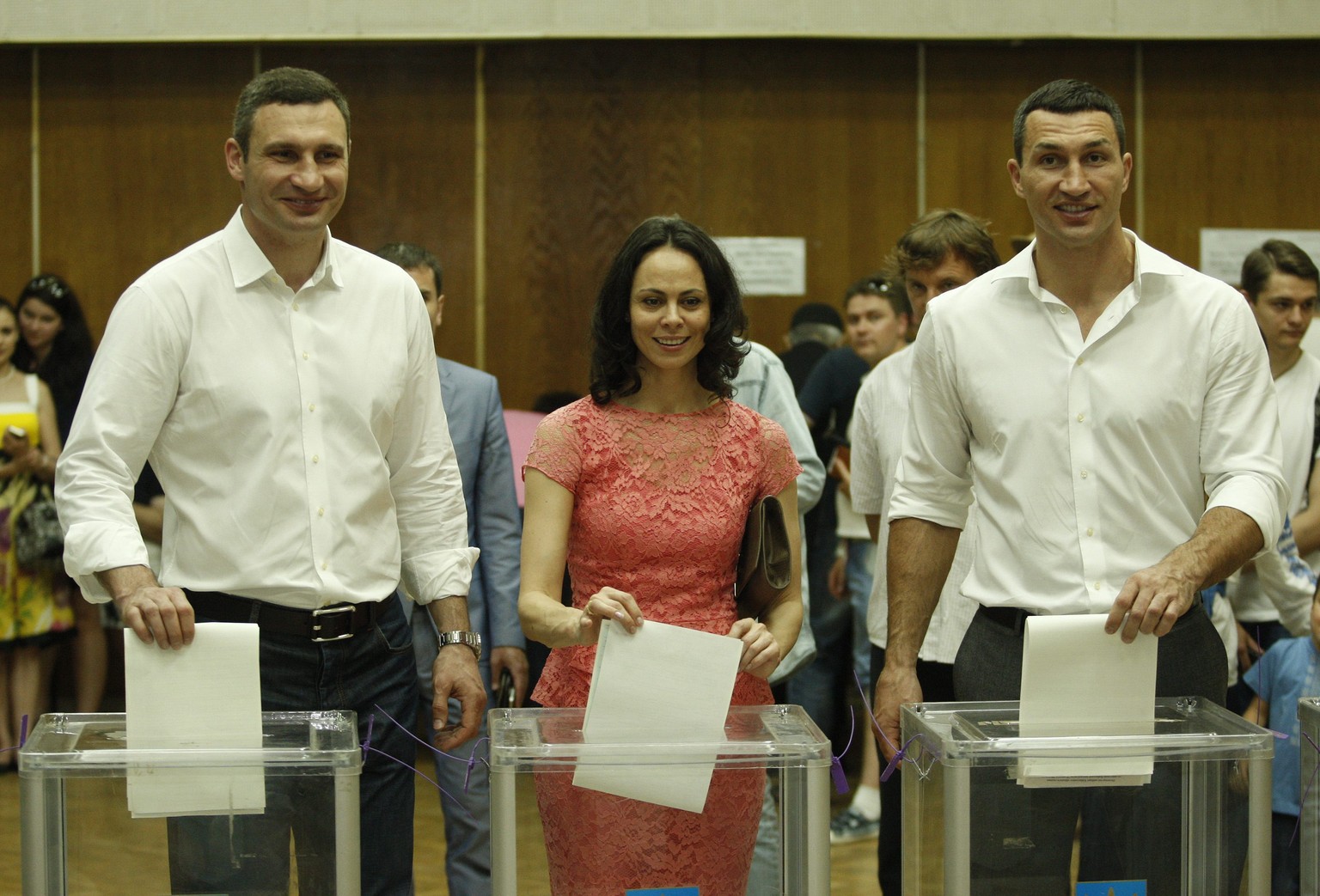 Vitali Klitschko, seine Frau Natalia Egorova und Wladimir Klitschko bei der Stimmabgabe in Kiew.&nbsp;