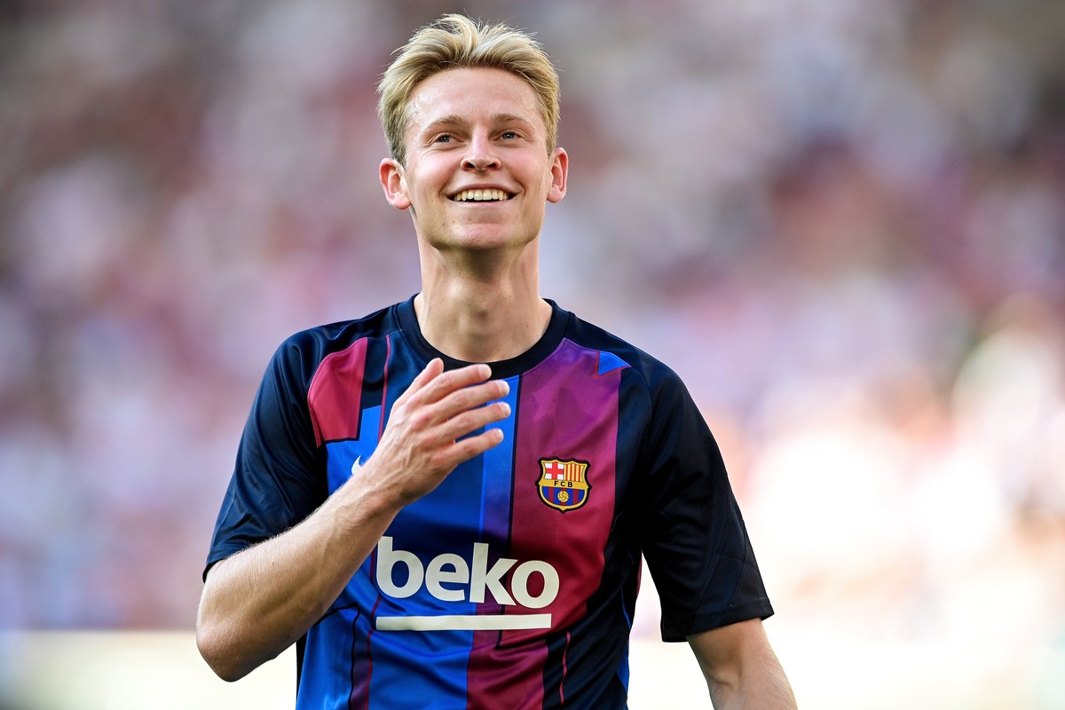 epa09383164 Barcelona's Frenkie De Jong warms up for the pre-season friendly test soccer match between VfB Stuttgart and FC Barcelona in Stuttgart, Germany, 31 July 2021. EPA/SASCHA STEINBACH