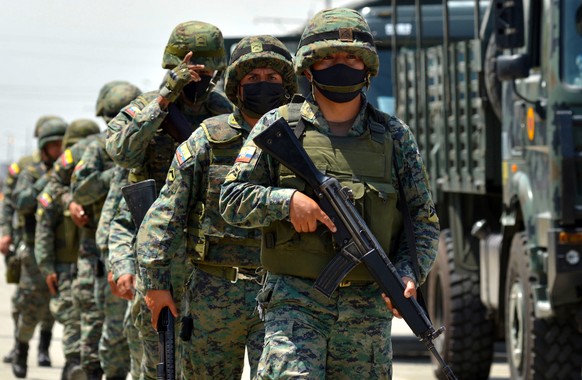 epa09497947 Ecuadorian Armed Forces, in conjunction with members of the Police, carry out an operation in the coastal penitentiary, in Guayaquil, Ecuador, 30 September 2021. Protected by the emergency ...