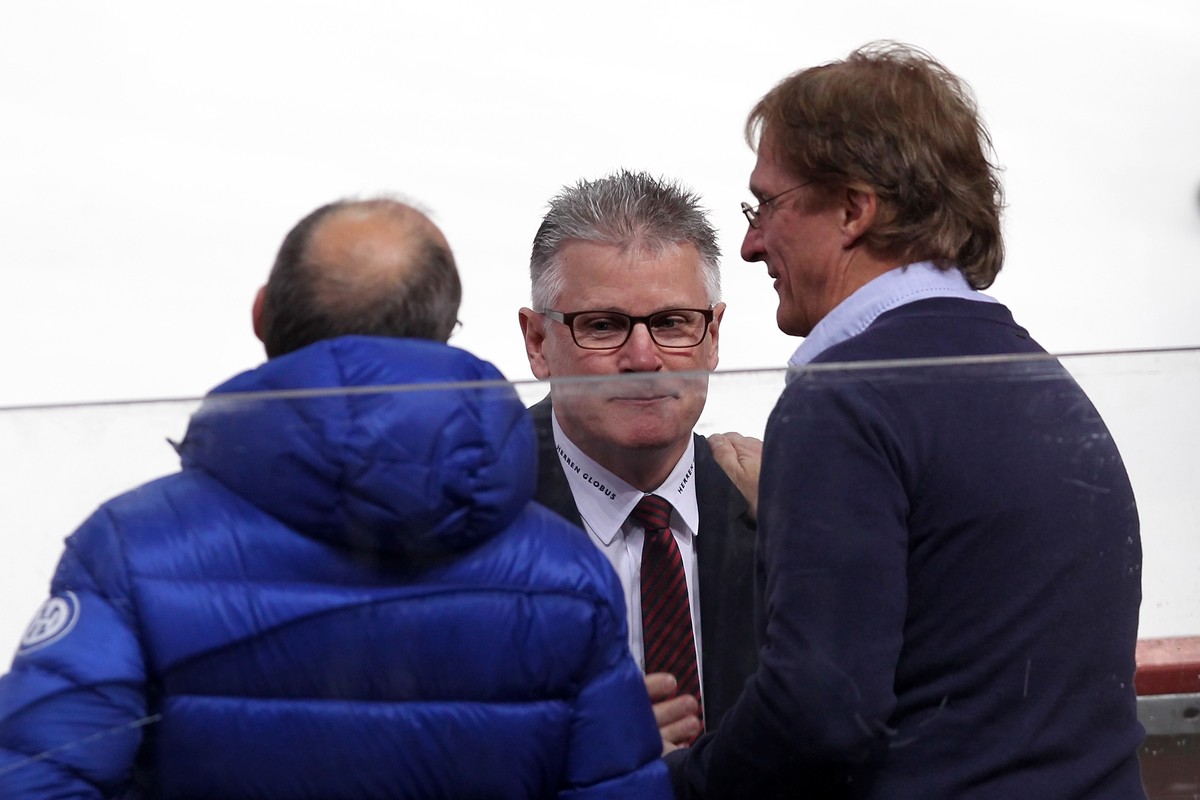 Ein schwerer Gang: Marc Crawford muss Arno Del Curto zum Titel gratulieren.&nbsp;