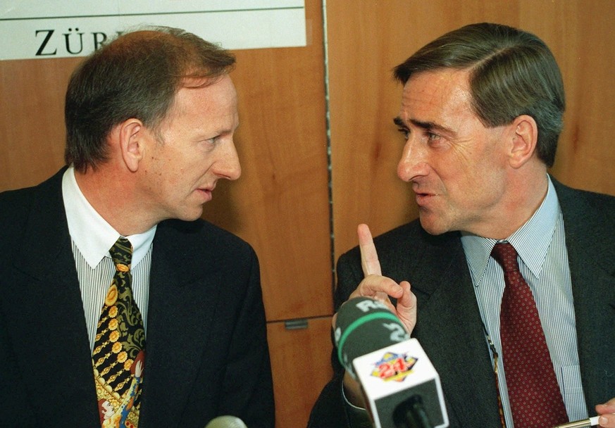 Der Prasident des Zuercher Schlittschuhclubs ZSC, Bernd Boehme, links, und GC-Praesident Walter Frey am 8. April 1997 in Zuerich anlaesslich einer Medienorientierung. Der NLA-Klub ZSC und die B-klassi ...