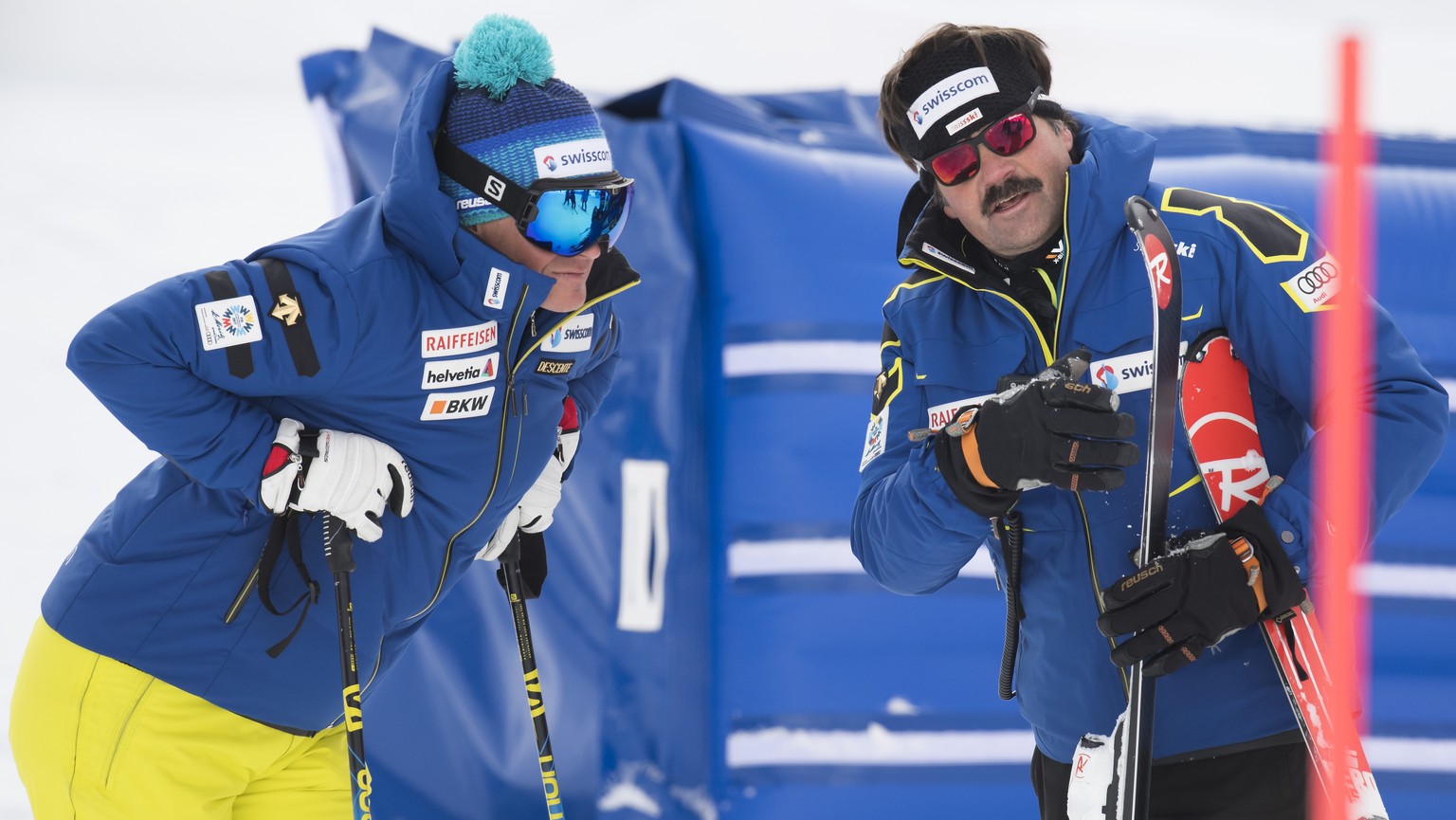 Urs Lehmann, left, president of the Swiss-Ski Federation talks with Thomas Stauffer, right, head coach of the Swiss men&#039;s alpine ski team before the second run of the menÕs slalom race of the FIS ...