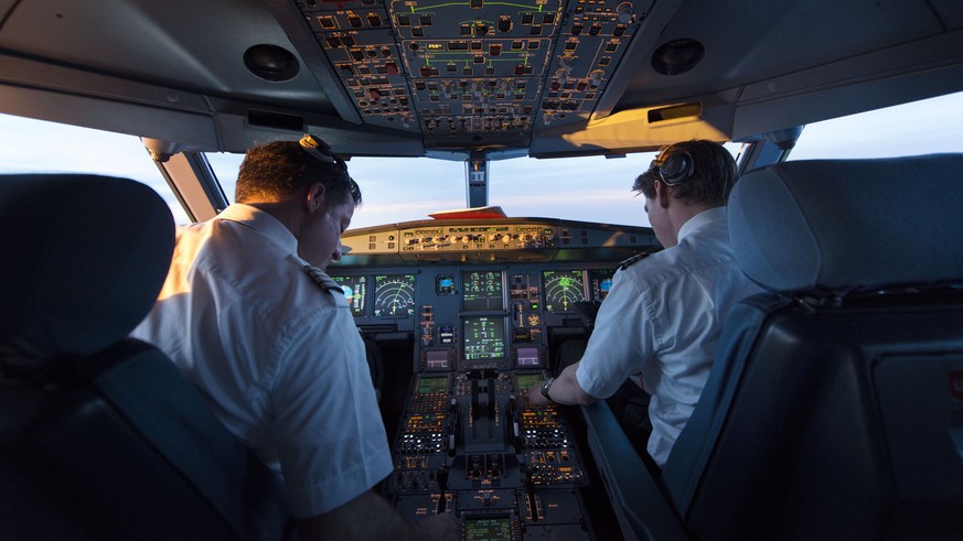 ZUR MELDUNG, DASS SICH SWISS-PILOTEN GEGEN DIE ZWEIPERSONENREGEL IM COCKPIT WEHREN, STELLEN WIR IHNEN AM MITTWOCH 17. FEBRUAR 2016 FOLGENDES ARCHIVBILD ZUR VERFUEGUNG. - Pilot und Kopilot fliegen das  ...