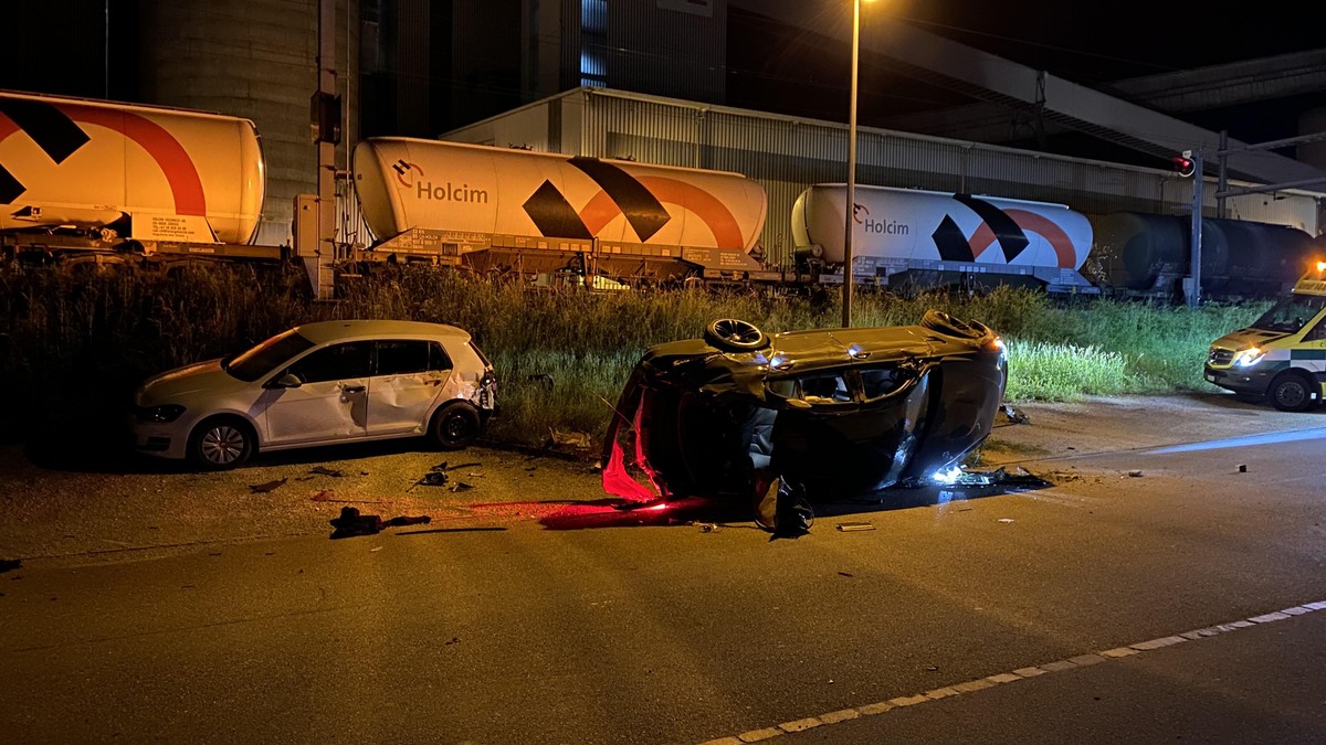 Ein 22-jähriger Autolenker hat in Würenlingen AG in der Nacht auf Sonntag bei einem Selbstunfall einen Sachschaden von 80'000 Franken verursacht. Der Schweizer blieb unverletzt. Er musste seinen  ...
