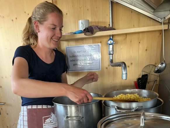 Melanie Lehnherr in der Küche der Mittellegihütte. In dieser Höhe brauchen die Hörnli viel länger als üblich.