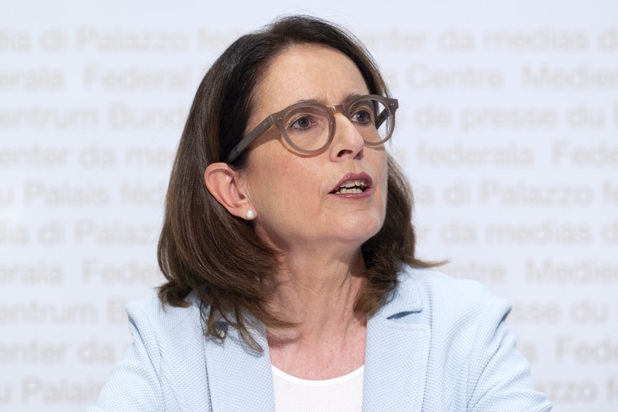 Nationalraetin und Co-Praesidentin Susanne Vincenz-Stauffacher, FDP-SG, spricht an einer Medienkonferenz ueber die Initiative zur Zusatzfinanzierung der AHV mittels einer Erhoehung der Mehrwertsteuer  ...