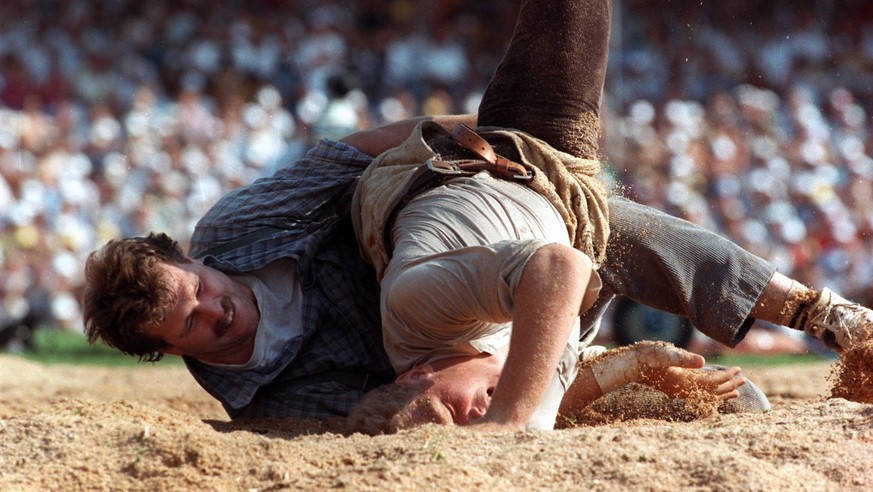 Adrian Kaeser, rechts, schwingt im Schlussgang gegen Eugen Hasler, links. Kaeser gewinnt den Kampf und wird am 21. August 1989 in Stans beim Eidgenoessischen Schwing- und Aelplerfest Schwingerkoenig.  ...