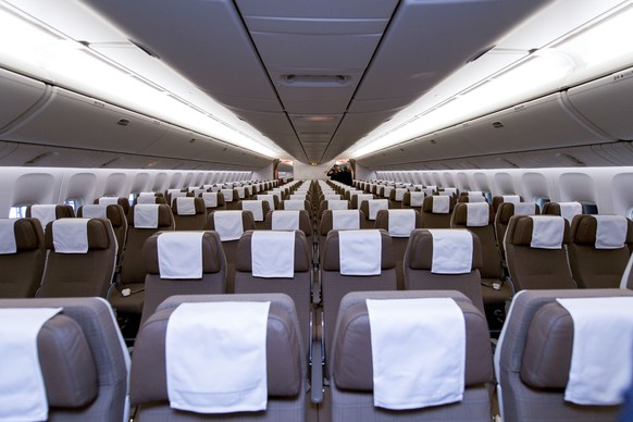 Uebersicht der Economy Class der Boeing 777-300ER in einem Hangar des Flughafen Zuerich KIoten am Freitag 29. Januar 2016. Das neue Langstreckenflugzeug bietet mehr Platz und Komfort bei niedrigerem T ...