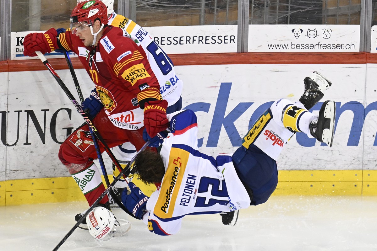 Tigers Sebastian Schilt, links, im Kampf um den Puck gegen Klotens Jesper Peltonen, rechts, waehrend dem Qualifikations-Spiel der National League, zwischen den SCL Tigers und dem EHC Kloten, am Freita ...